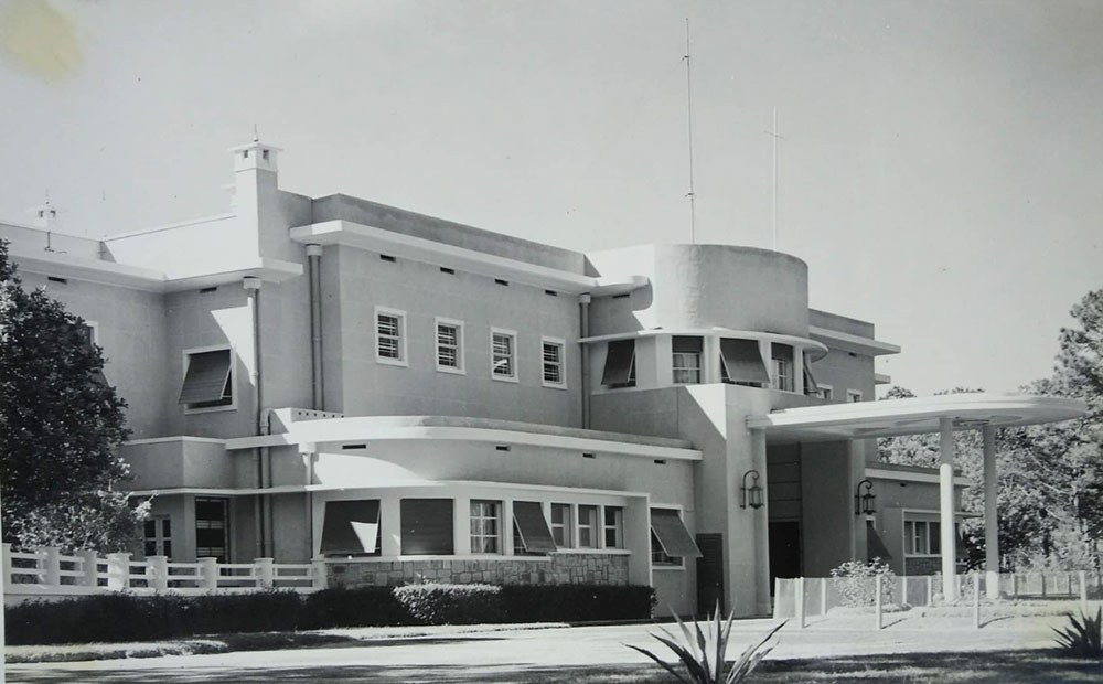mặt sau của Dinh II