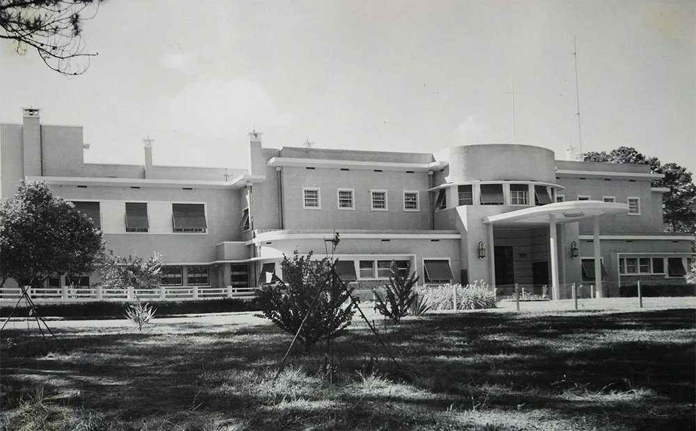mặt sau của Dinh II