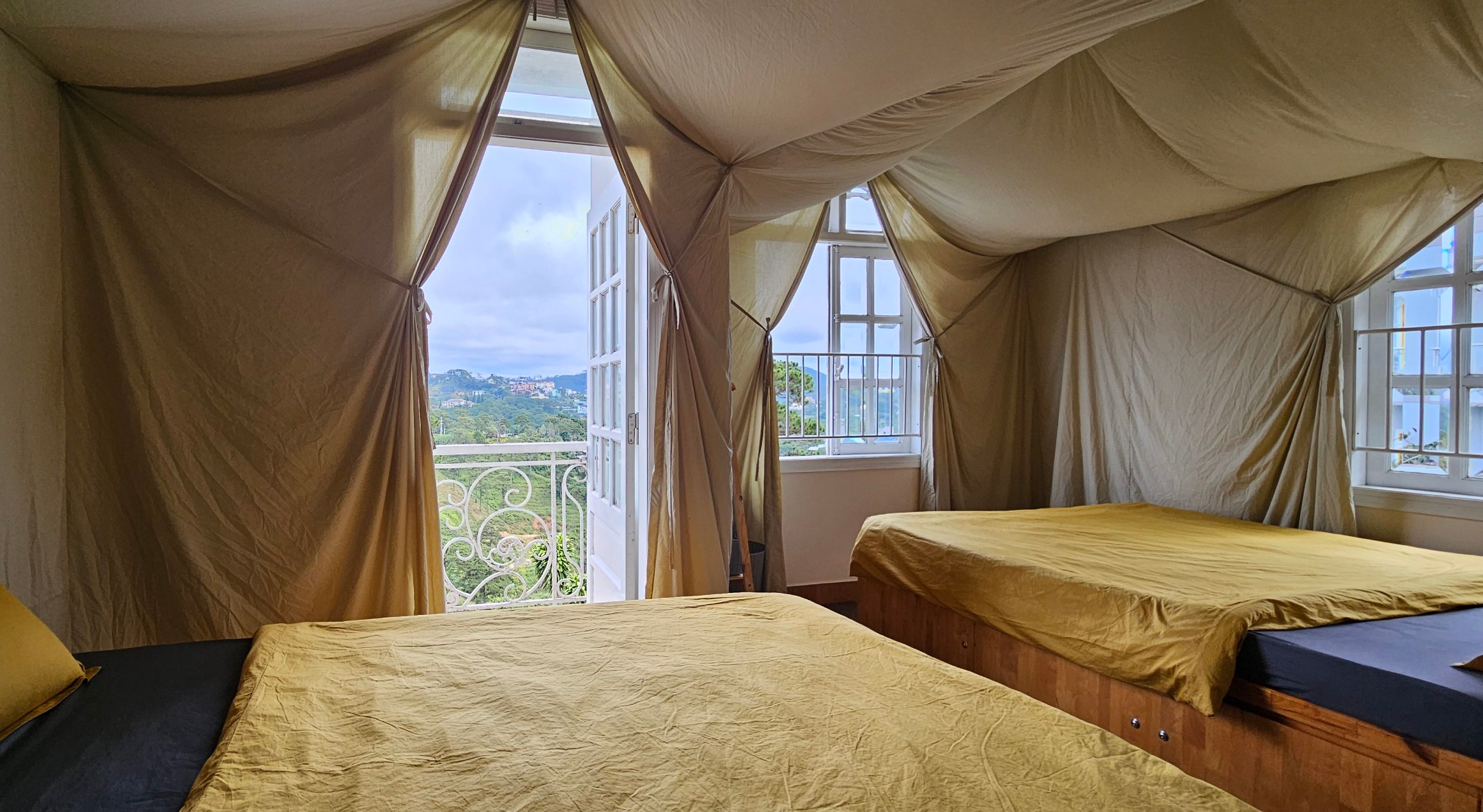 Phòng VIP 2 - view thung lũng, rừng thông, bầu trời đêm, sương mù & mây