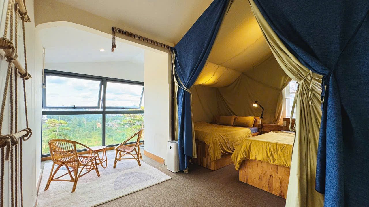 Phòng VIP 1 - view thung lũng, rừng thông, quạt gió Cầu Đất xa xa, bầu trời đêm